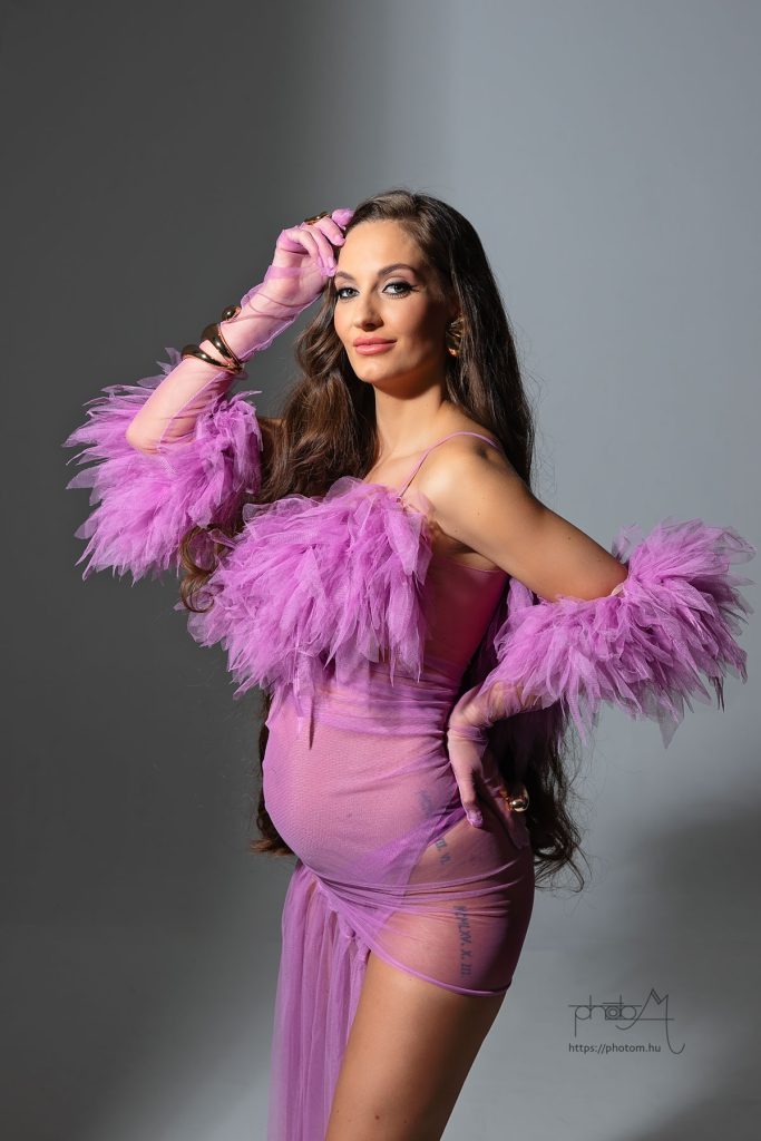 profi letisztult kismama fotózás Budapesten stúdióban egyedi kismama ruhában