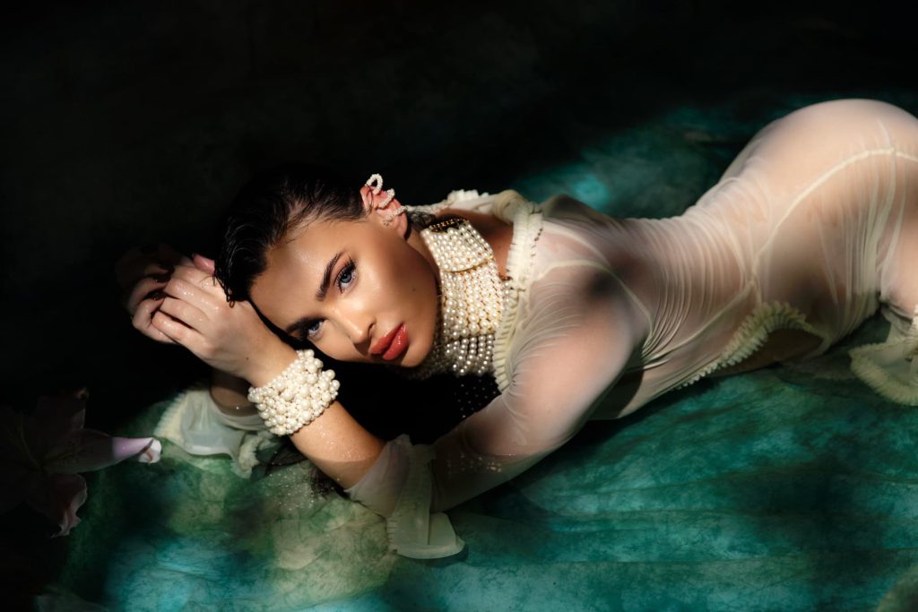 profi letisztult kismama fotózás Budapesten stúdióban egyedi kismama ruhában