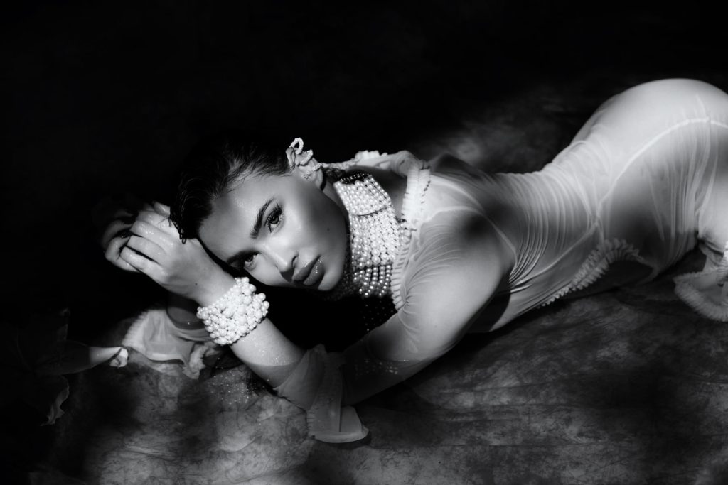 profi letisztult kismama fotózás Budapesten stúdióban egyedi kismama ruhában