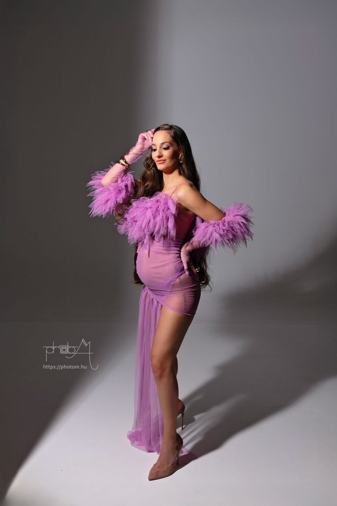 profi letisztult kismama fotózás Budapesten stúdióban egyedi kismama ruhában