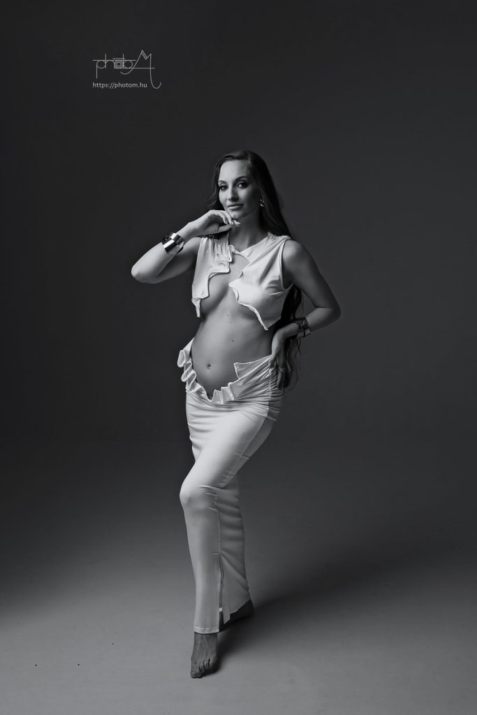 profi letisztult kismama fotózás Budapesten stúdióban egyedi kismama ruhában