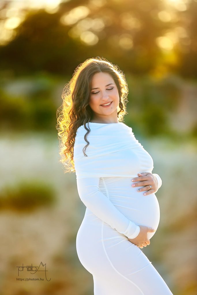szabadtéri profi kismama fotózás egyedi kismama ruhában női fotóssal