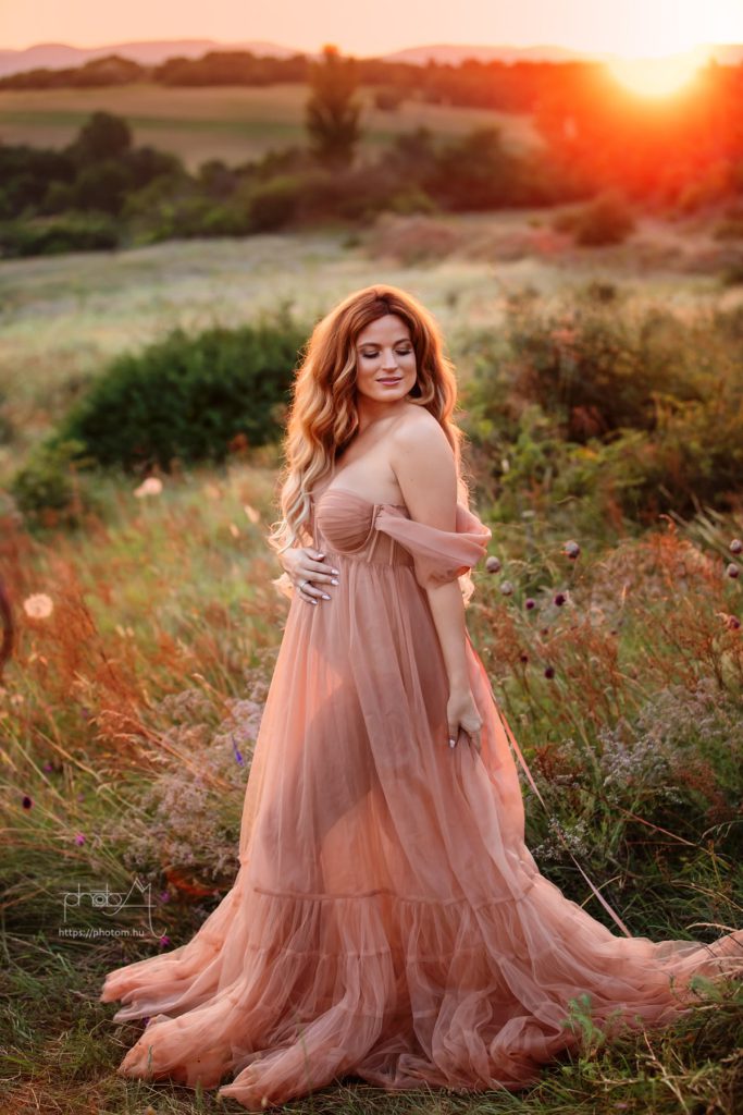 szabadtéri profi kismama fotózás egyedi kismama ruhában női fotóssal
