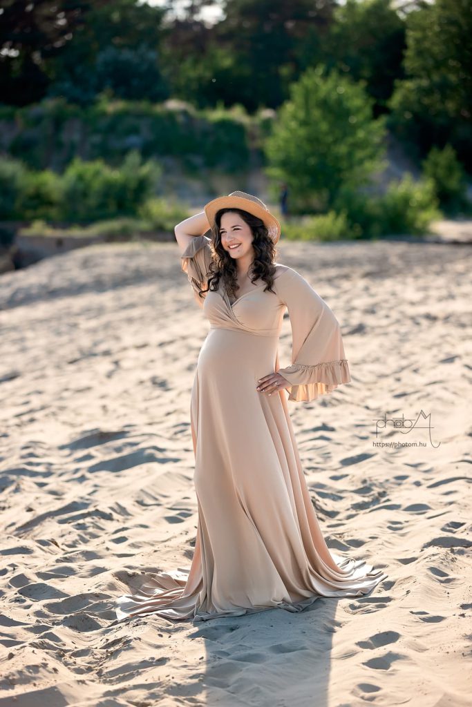 szabadtéri profi kismama fotózás egyedi kismama ruhában női fotóssal