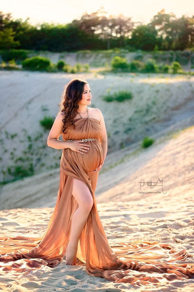 szabadtéri profi kismama fotózás egyedi kismama ruhában női fotóssal