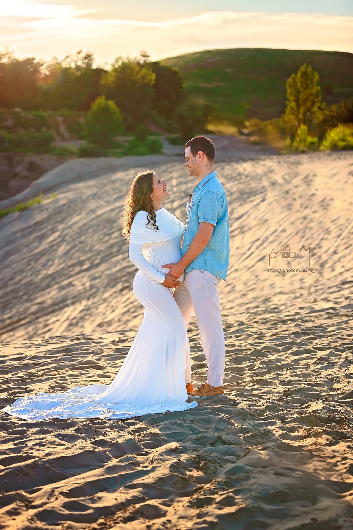 szabadtéri profi páros kismama fotózás egyedi kismama ruhában női fotóssal