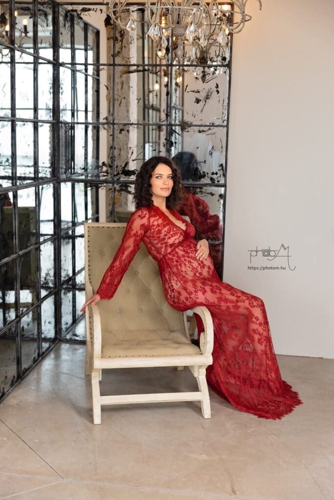 profi kismama fotózás Budapesten stúdióban