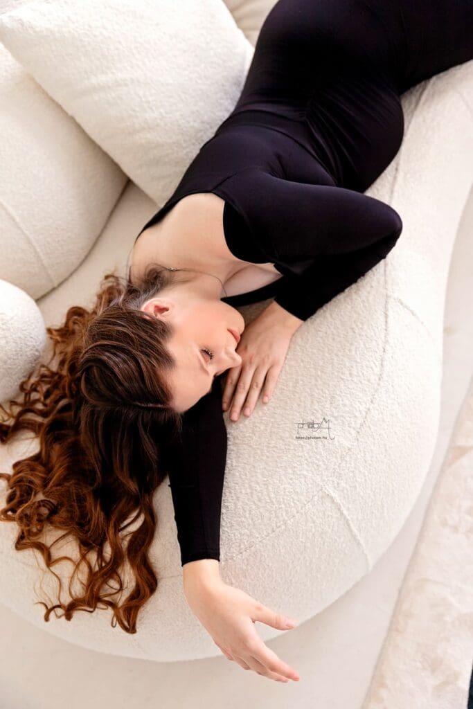 profi kismama fotózás Budapesten stúdióban