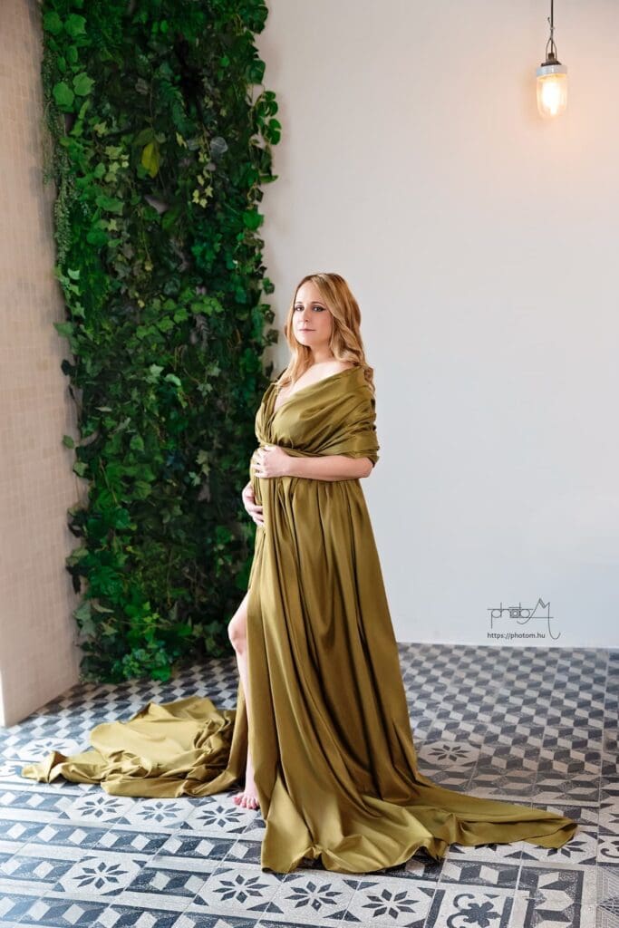 Egyedi prémium kisamam a ruhák fotózásra:mohazöld anyag ruhaként viselve